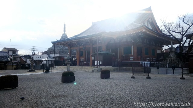 壬生寺 本堂と千体仏塔