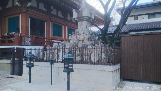 壬生寺本堂横仏塔