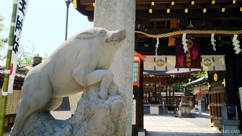 護王神社門の外の吽の狛亥