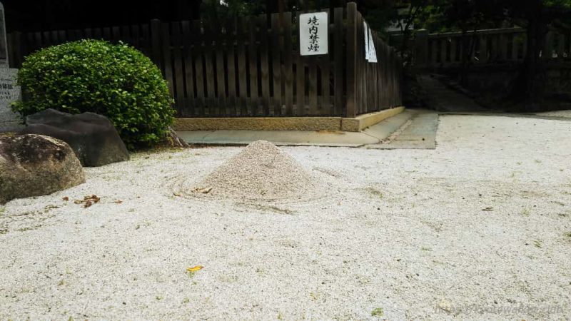 岡崎神社 舞殿の前の白砂 20190623